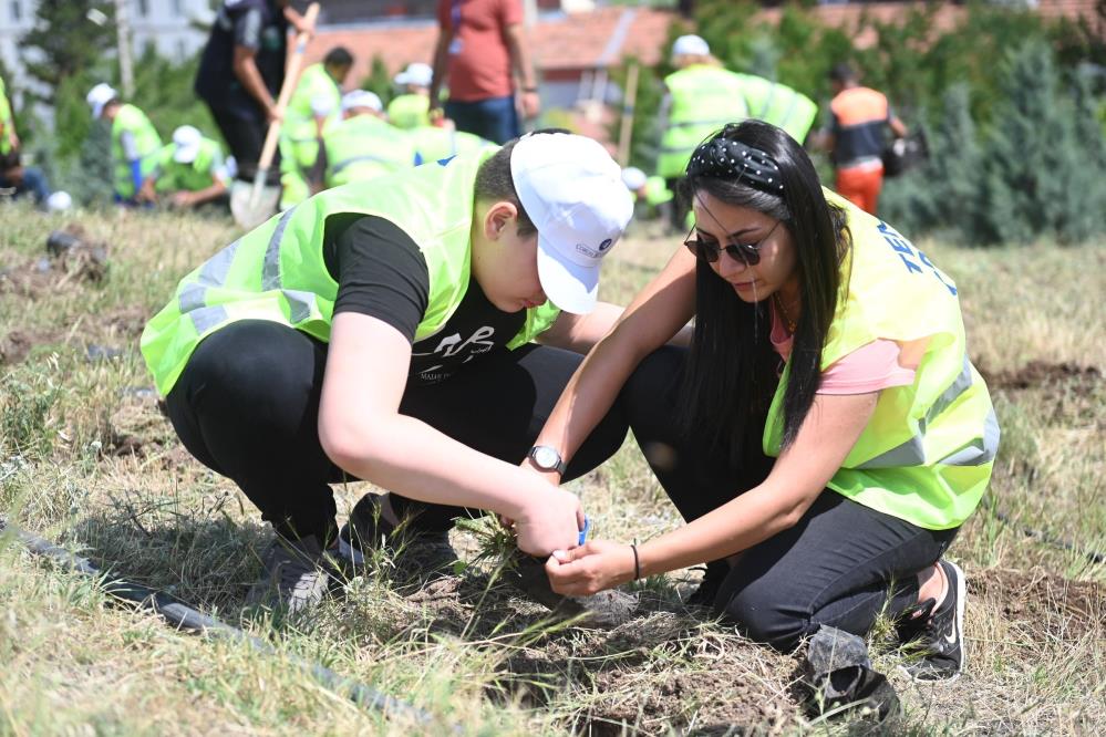 Engelli öğrenciler 200 fidanı toprakla buluşturdu