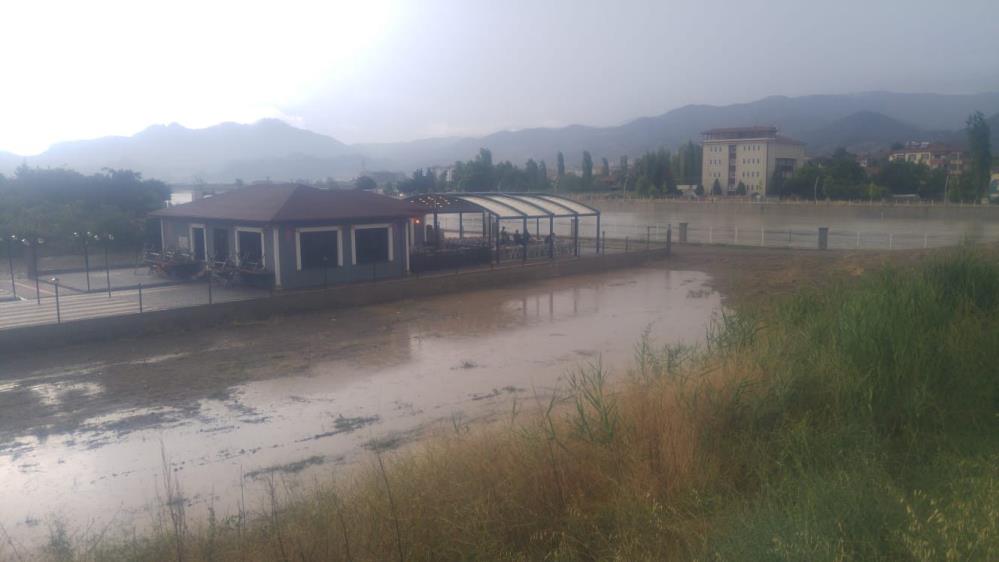Osmancık’taki sağanak su baskınlarına neden oldu