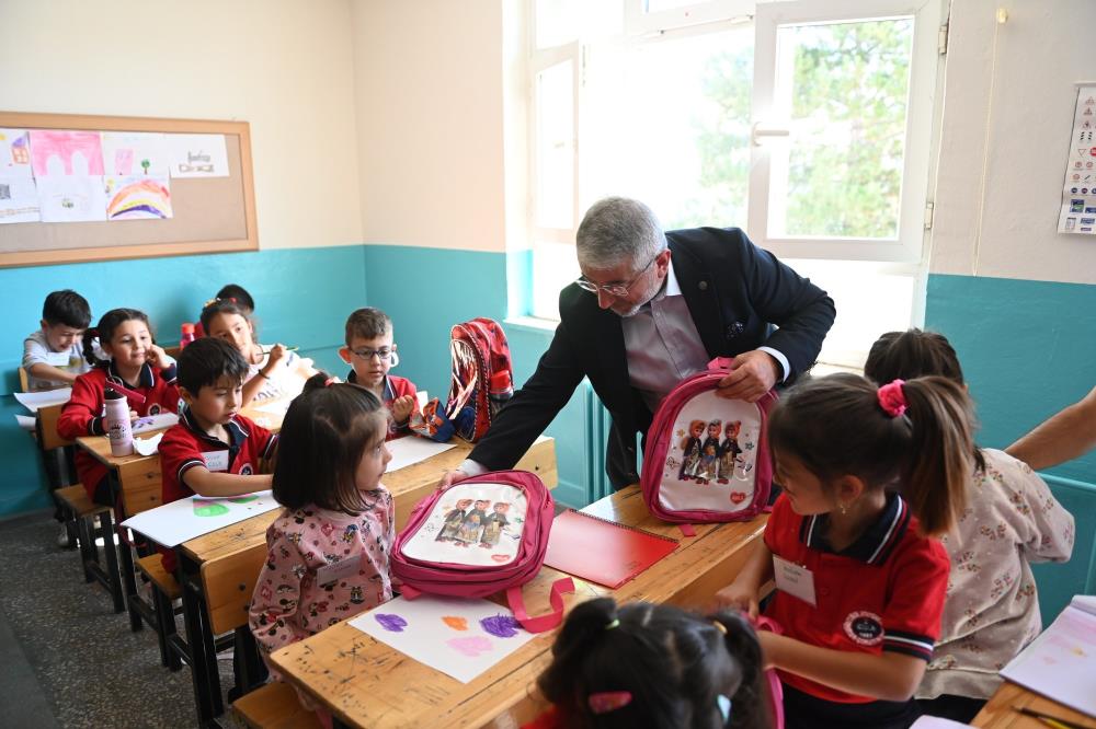 Çorum Belediyesinden 4 bin 721 öğrenciye çanta ve kırtasiye yardımı
