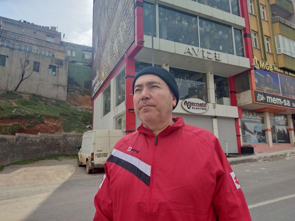 K.Maraş’ta 4 katlı avize dükkanının sahibi konuştu : ” Binamızda çatlak bile yok “