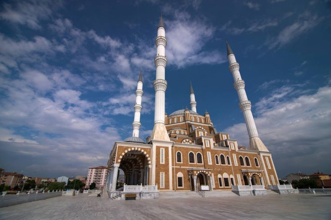 Çorumlular bayram namazında camilere akın etti