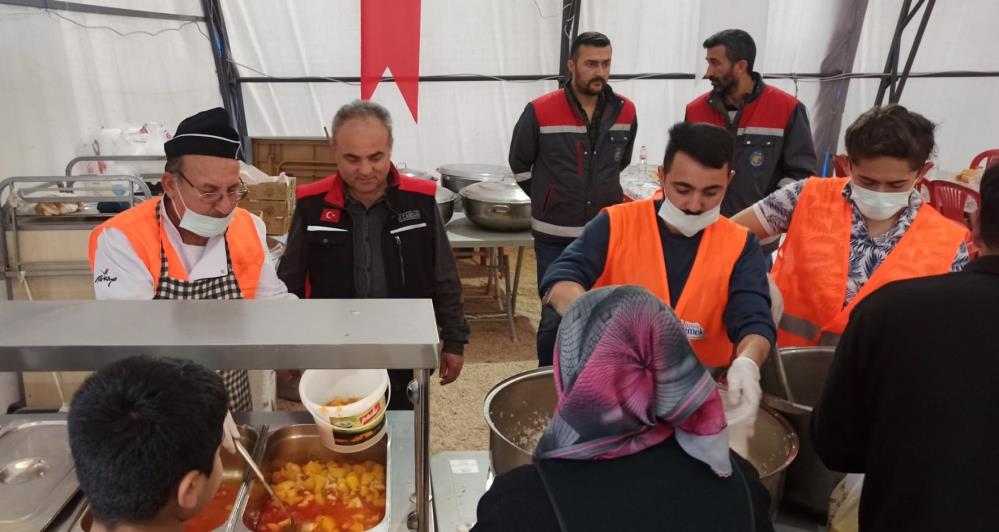 Çorum Belediyesi, Afşin’de depremzedelerin sofrasında sıcak aş oluyor