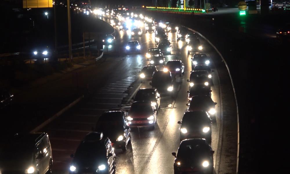 Tatilcilerin dönüş yolculuğu sürüyor: 43 ilin geçiş güzergahında trafik durma noktasına geldi