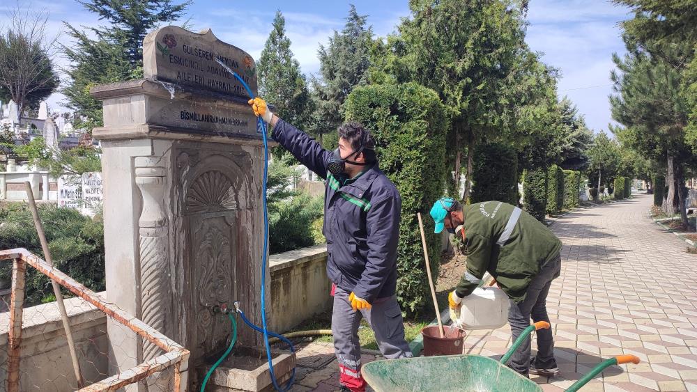 Çorum’da mezarlıklar bayrama hazırlanıyor