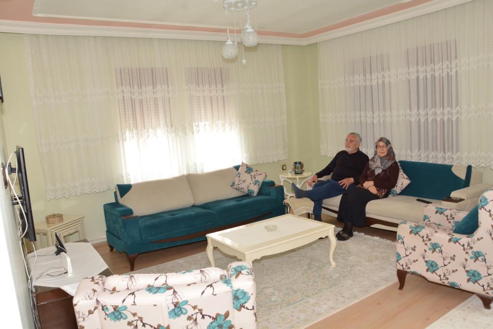 Ameliyatına aldırış etmeden 220 kilometre gidip havalimanında oy kullandı