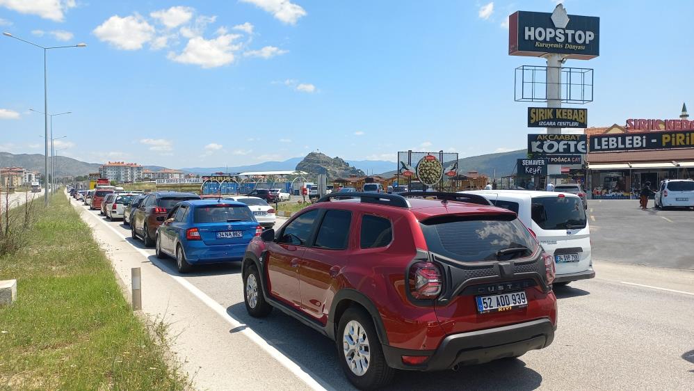 D100 Çorum geçişinde bayram trafiği