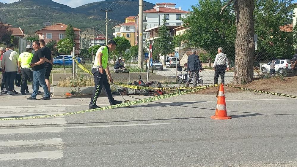 Elektrikli bisiklet ile motosiklet çarpıştı: 4 yaralı