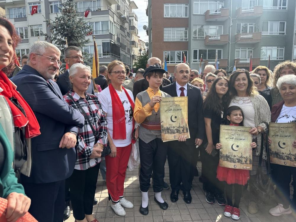 Çorum Belediyesi “Cumhuriyet Mecmuası” dağıttı