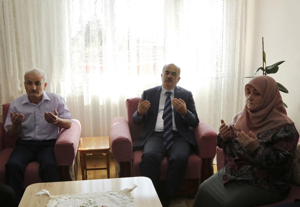 Vali Dağlı: “Şehit ailesine sahip çıkmak görevimiz”