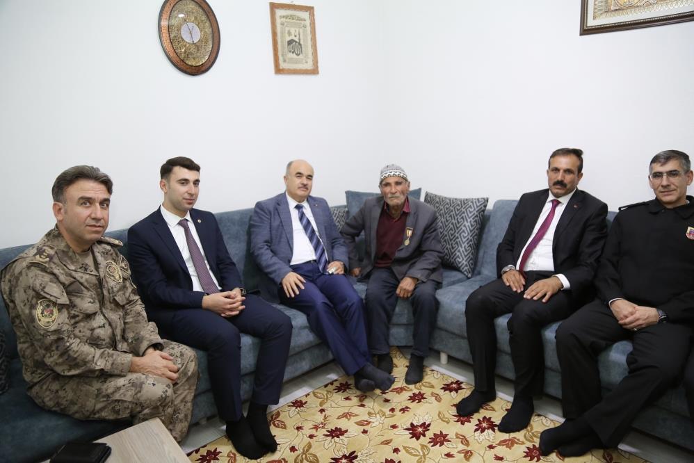 Vali Dağlı; “Vatan tuttuğumuz topraklarda, barış ve huzur içerisinde yaşıyorsak bunu şehit ve gazilerimize borçluyuz”