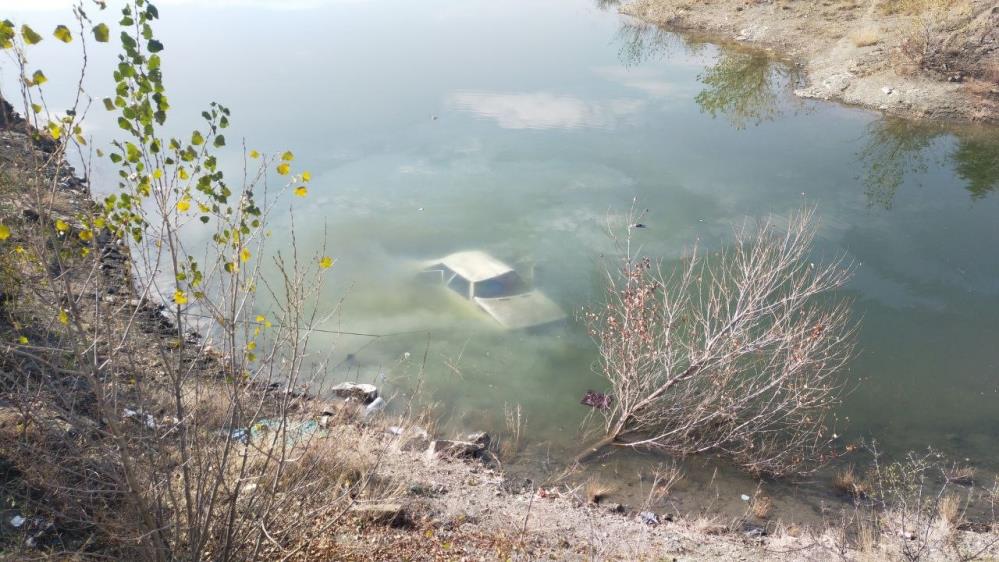 Otomobil baraj gölüne uçtu: 1 ölü