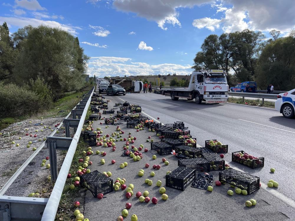 Kamyonet devrildi, elmalar yola saçıldı