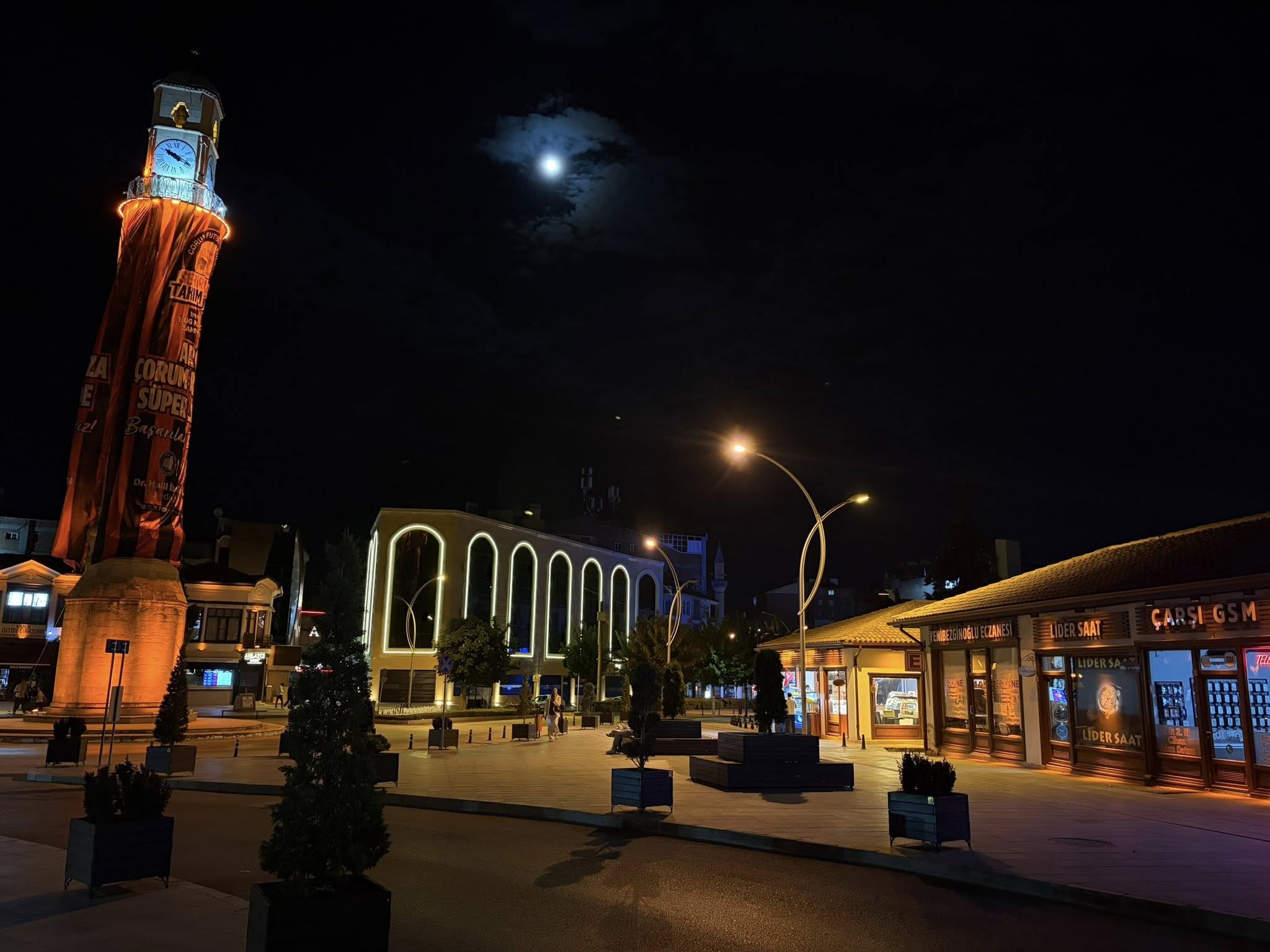 Dolunay, meydana ayrı bir yakıştı..