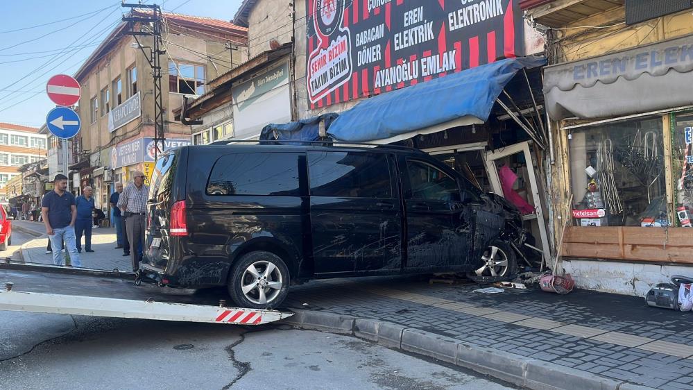 İşyerine giren minübüs korku saçtı