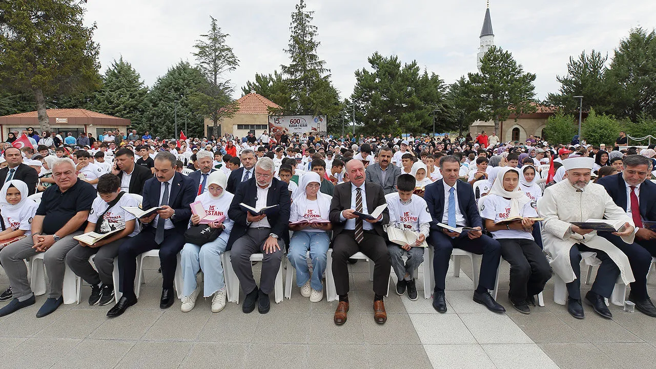 15 Temmuz şehitlerine vefa: 600 çocuk 60 saniyede Kur’an-ı Kerim’i hatmetti