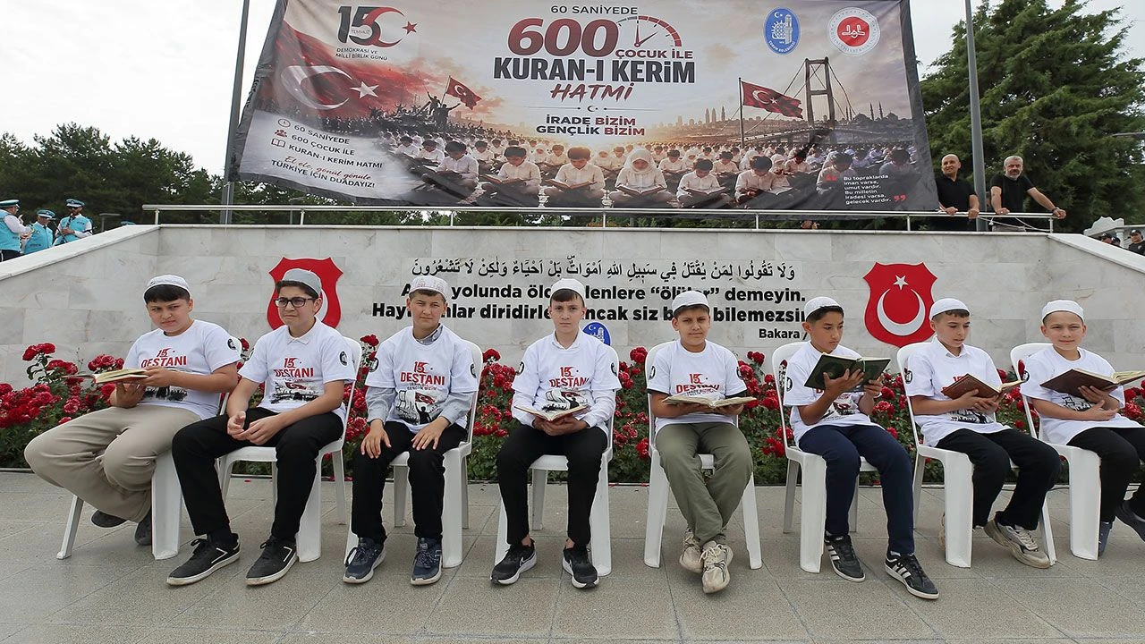 15 Temmuz şehitlerine vefa: 600 çocuk 60 saniyede Kur’an-ı Kerim’i hatmetti