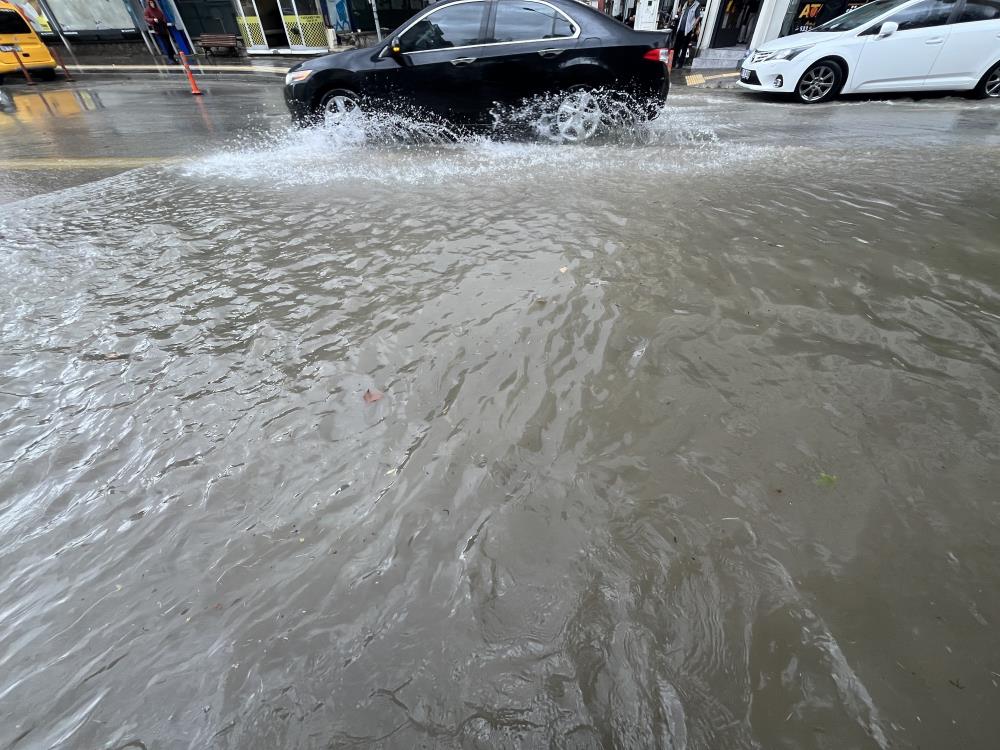 Çorum’da sağanak sonrası sokaklar göle döndü
