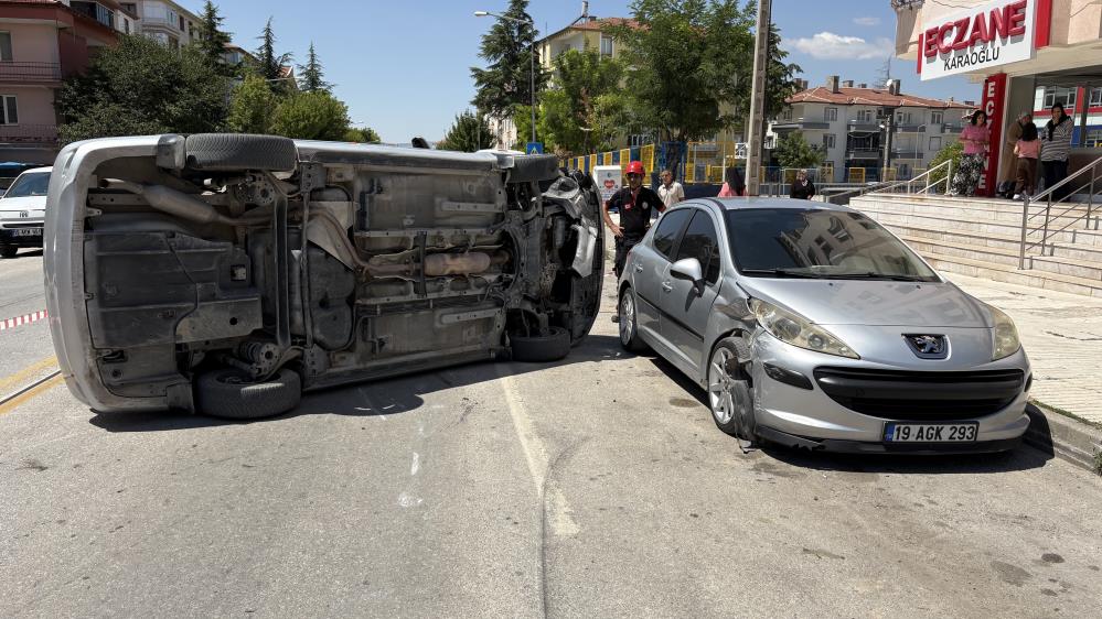 Çorum’da park halindeki araca çarpan otomobil devrildi
