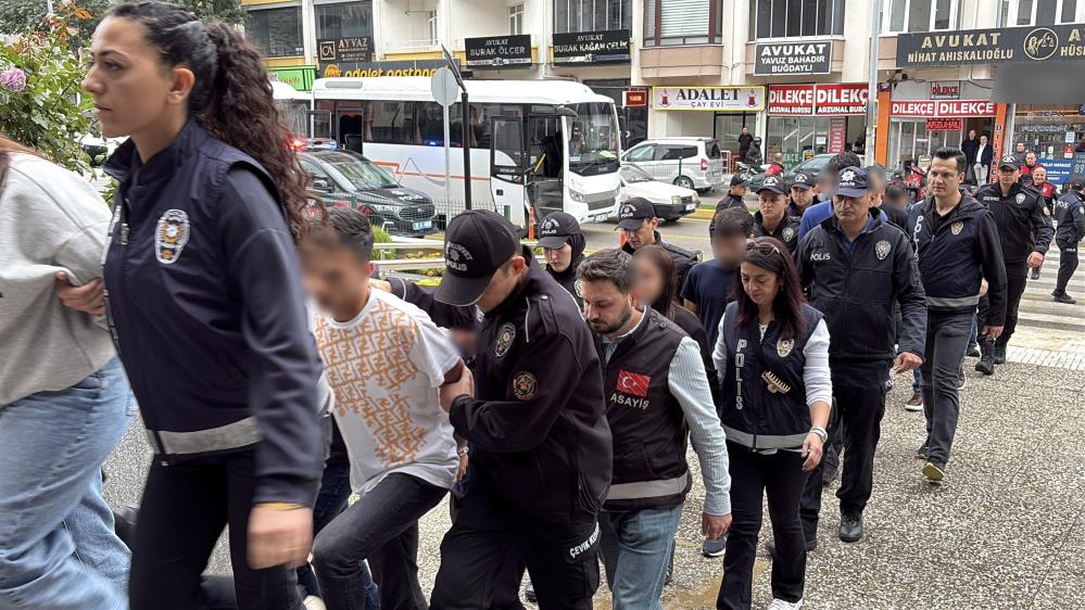 İnternetten araç satmak isteyenleri “güvenli ödeme” tuzağıyla dolandıran şahıslara operasyon: 18 gözaltı