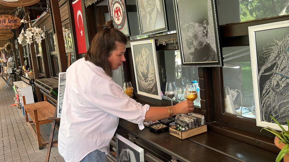 Sosyal medyada gördüğü, işi oldu: Kristal cam taşları ilmek ilmek işliyor..